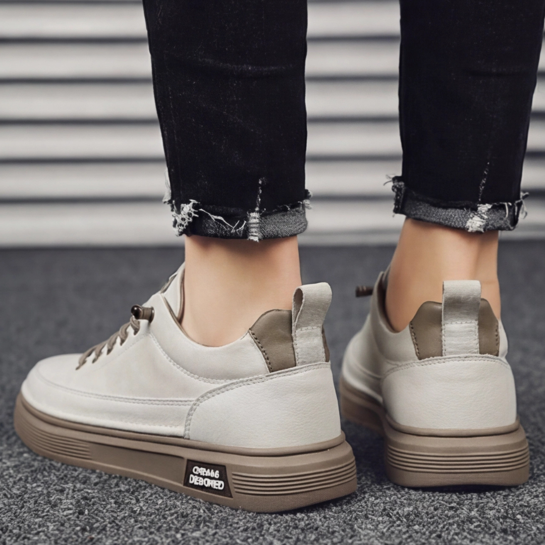Sneakers uomo beige viste da dietro con linguetta posteriore e inserto laterale a contrasto
