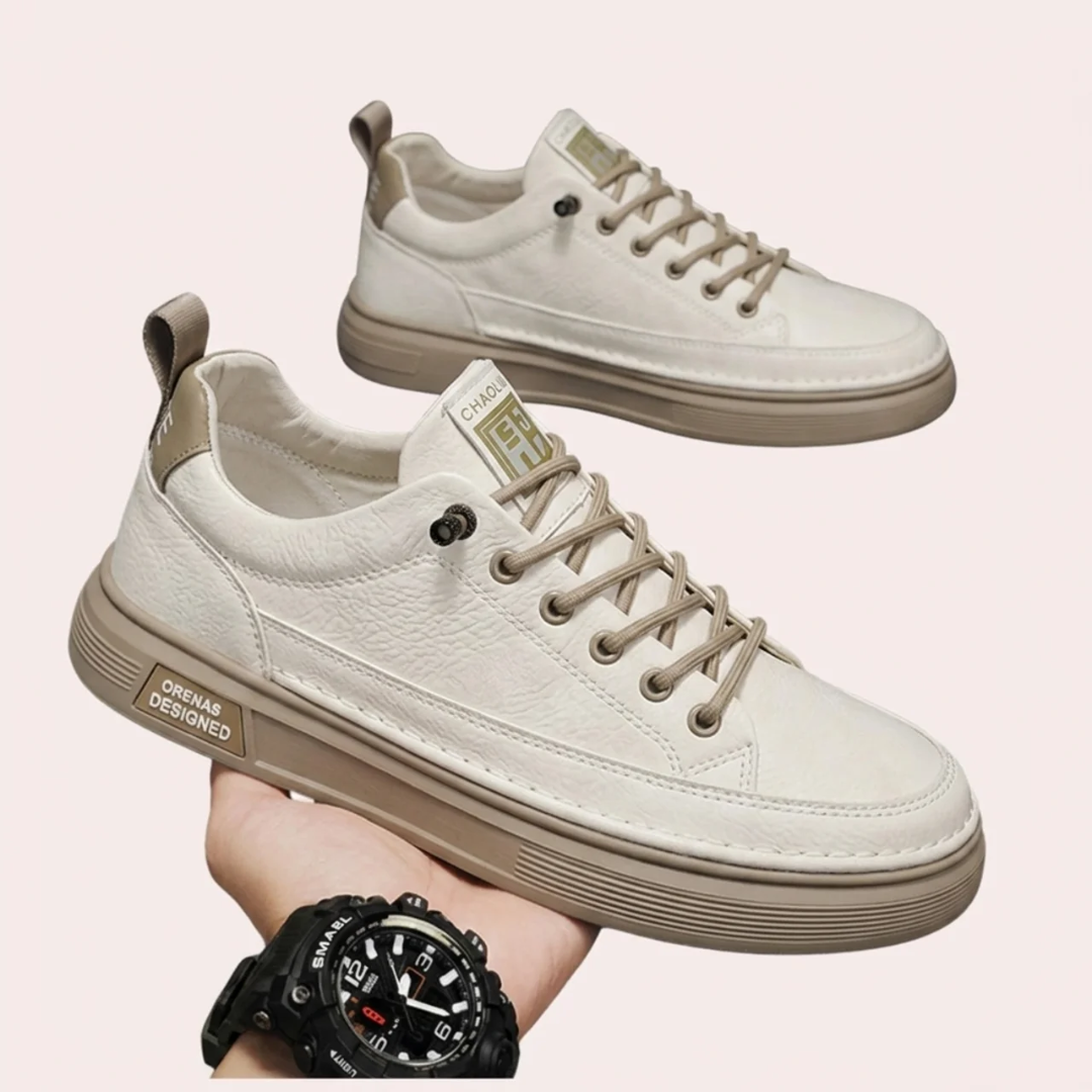 Coppia di sneakers uomo beige sospese, suola rialzata scanalata e placca laterale