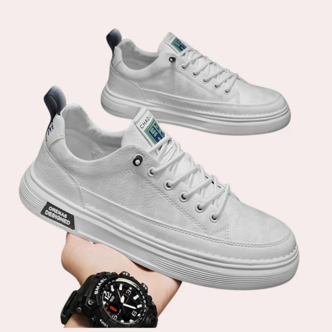 Coppia di sneakers uomo bianche con linguetta blu scuro e suola rialzata scanalata