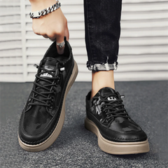 Sneakers uomo nere con stampa camouflage tono su tono e suola chiara a contrasto
