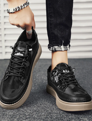 Sneakers uomo nere con stampa camouflage tono su tono e suola chiara a contrasto