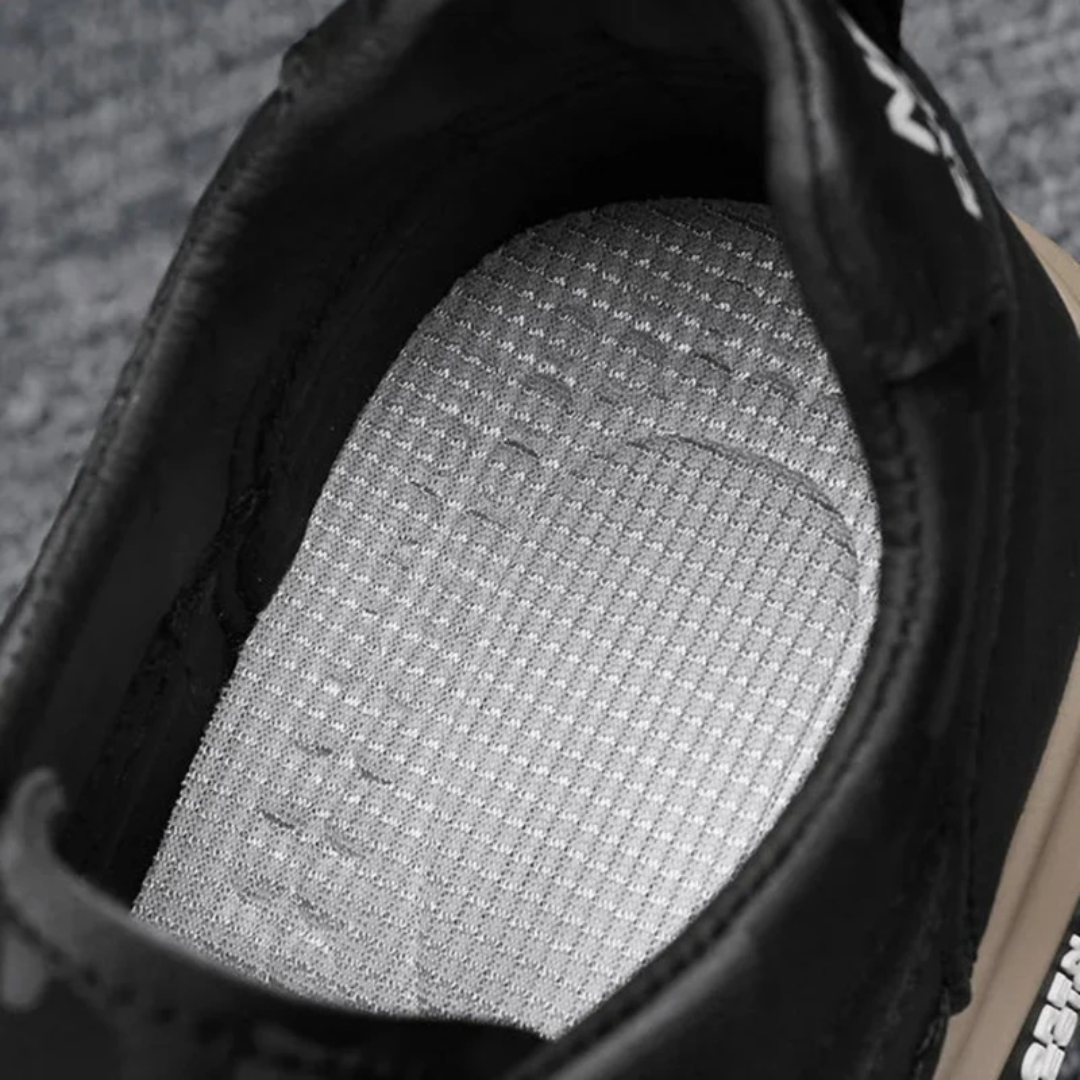 Interno delle sneakers uomo nere con fodera grigia traspirante e sottopiede imbottito