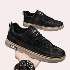Coppia di sneakers uomo nere camouflage con placca laterale e suola beige rialzata