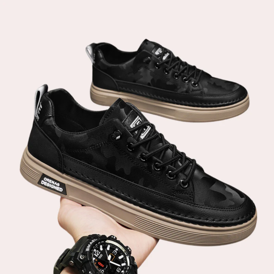 Coppia di sneakers uomo nere camouflage con placca laterale e suola beige rialzata