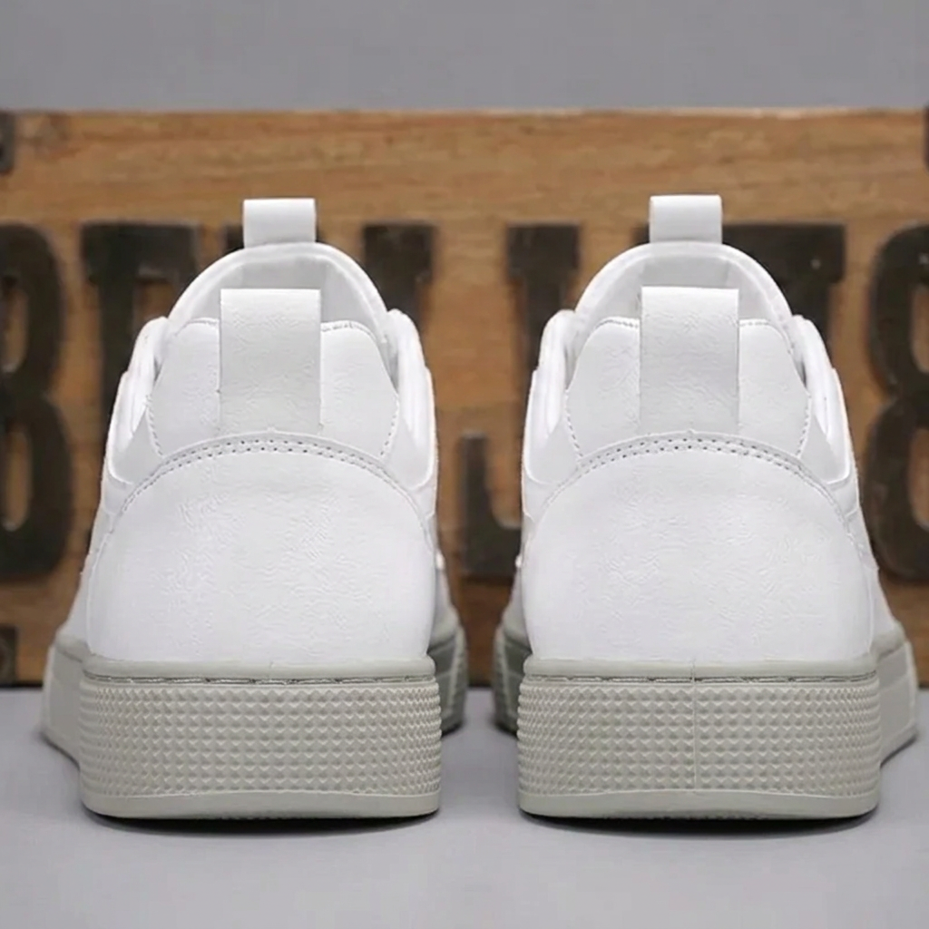 Retro delle sneakers uomo bianche con linguetta di tiraggio e suola spessa chiara
