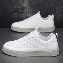 Sneakers uomo bianche di lato su fondo scuro, collo basso e suola rigata