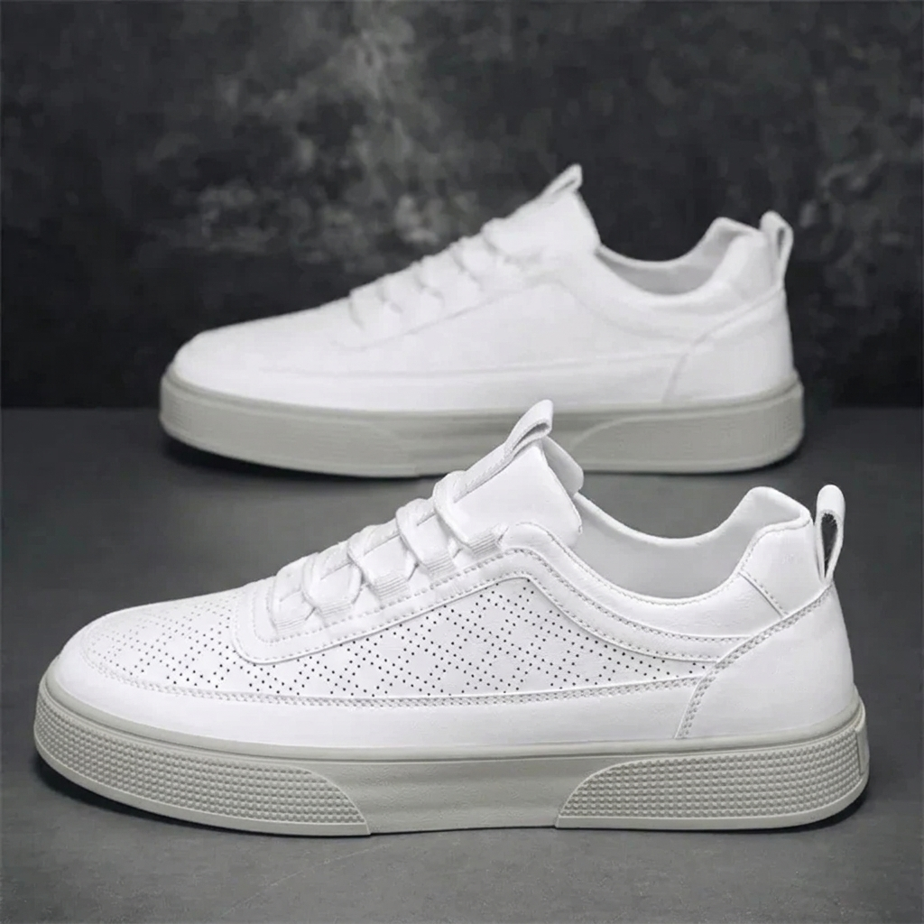 Sneakers uomo bianche di lato su fondo scuro, collo basso e suola rigata