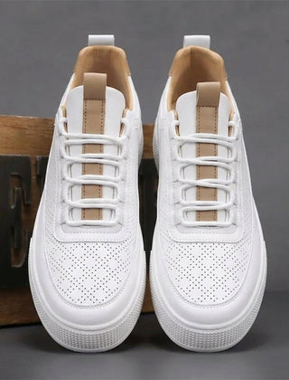 Sneakers uomo bianche con inserti cammello viste frontalmente, punta traforata e lacci chiari