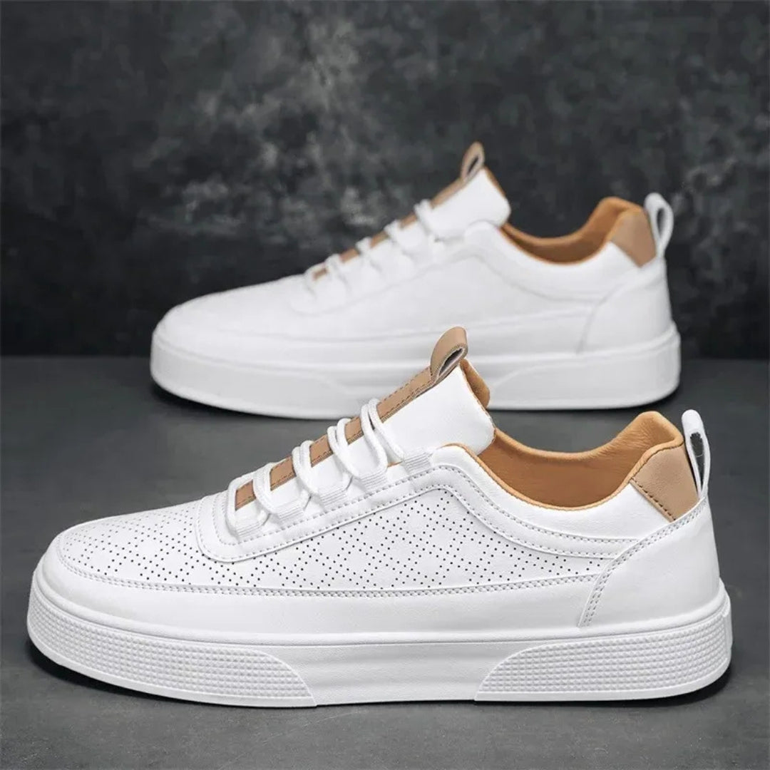 Sneakers uomo bianche di profilo con tallone cammello e suola spessa rigata