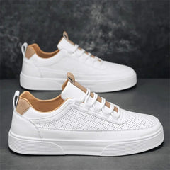 Paio di sneakers uomo bianche con linguetta posteriore cammello e fianco traforato
