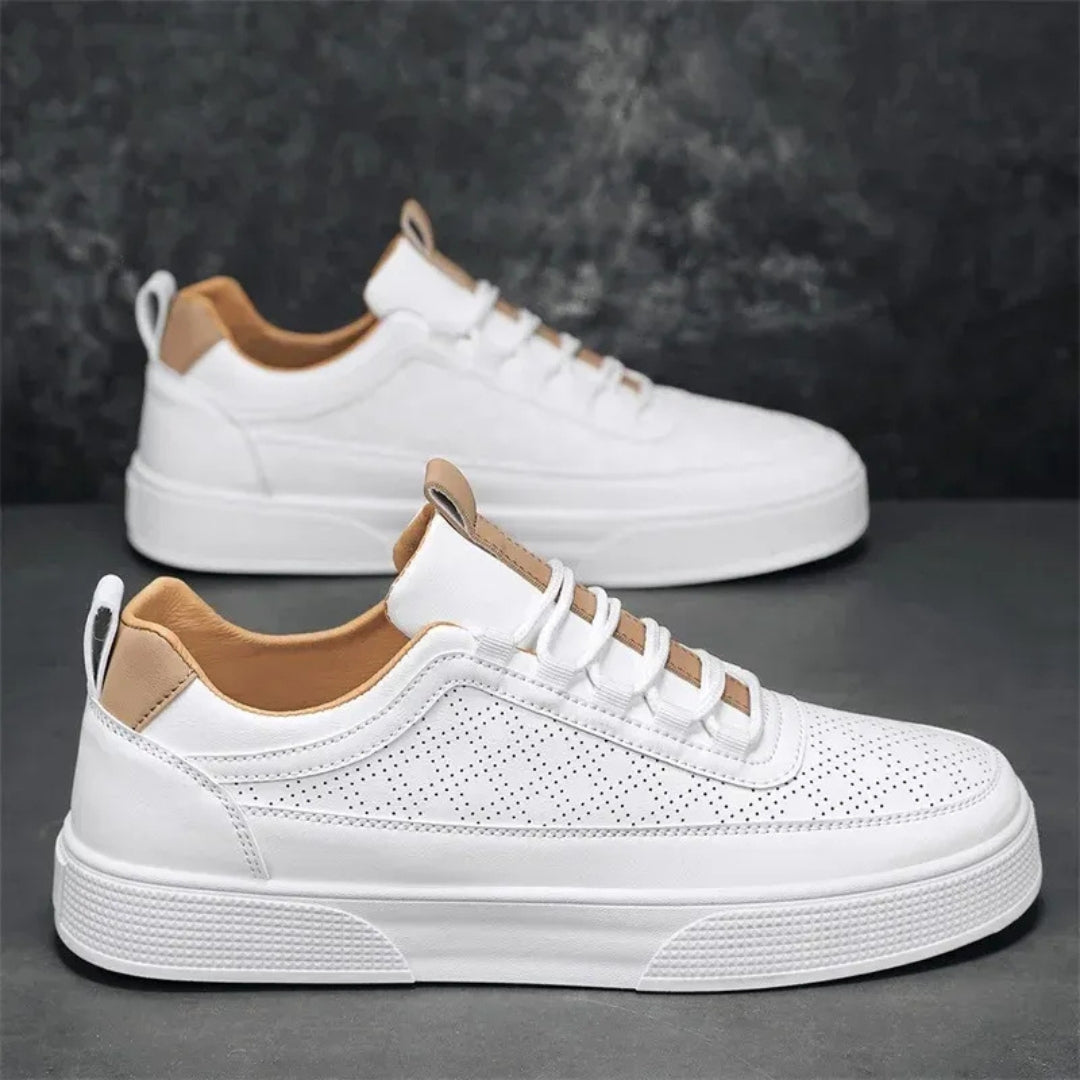 Paio di sneakers uomo bianche con linguetta posteriore cammello e fianco traforato