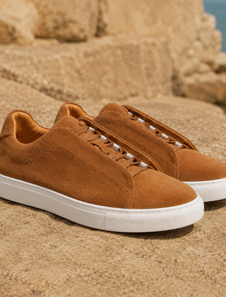 Sneakers basse uomo marrone chiaro effetto camoscio con lacci piatti e suola bianca