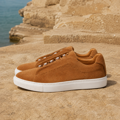 Profilo laterale delle sneakers basse marrone chiaro con bordo imbottito alla caviglia