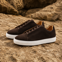 Sneakers basse uomo marrone scuro effetto camoscio con lacci in tinta e suola bianca