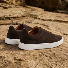 Retro delle sneakers uomo marrone scuro con interno chiaro e suola bianca a contrasto