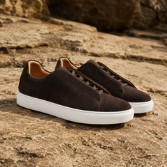 Paio di sneakers basse marrone scuro con punta tonda e lacci piatti in tinta