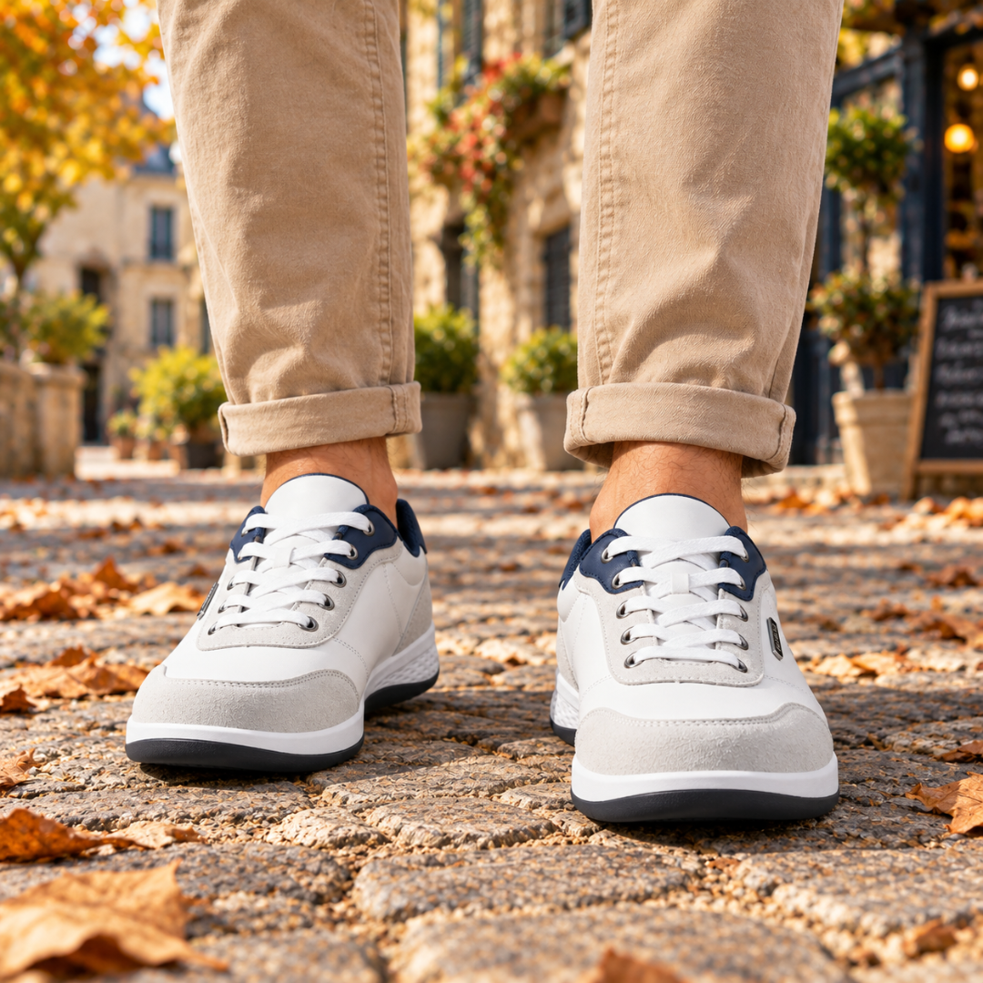 Sneakers uomo bianche viste di fronte con tallone blu e lacci bianchi
