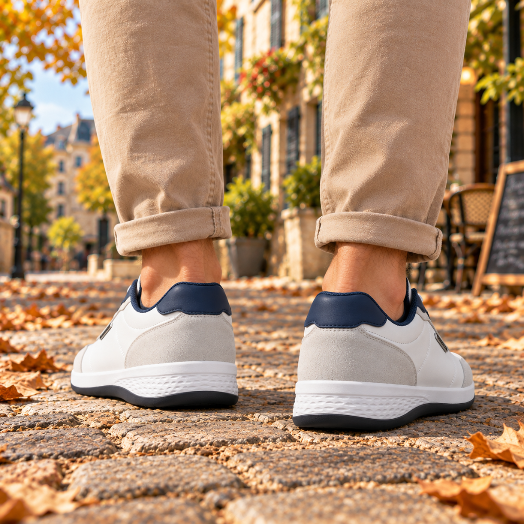 Sneakers uomo bianche viste da dietro con tallone a contrasto blu navy
