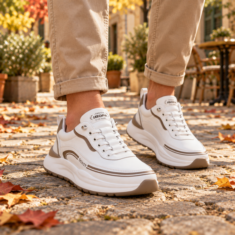 Sneakers uomo bianche con lacci e inserti beige a contrasto sul fianco