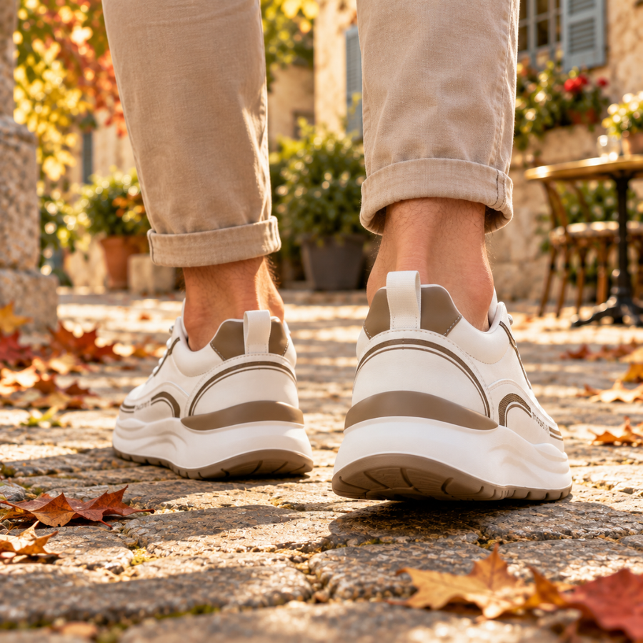Sneakers uomo bianche viste da dietro con linguetta posteriore e suola spessa