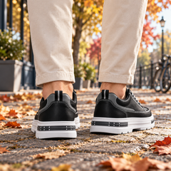 Sneakers uomo nere viste da dietro con suola chunky bianca e linguette riflettenti