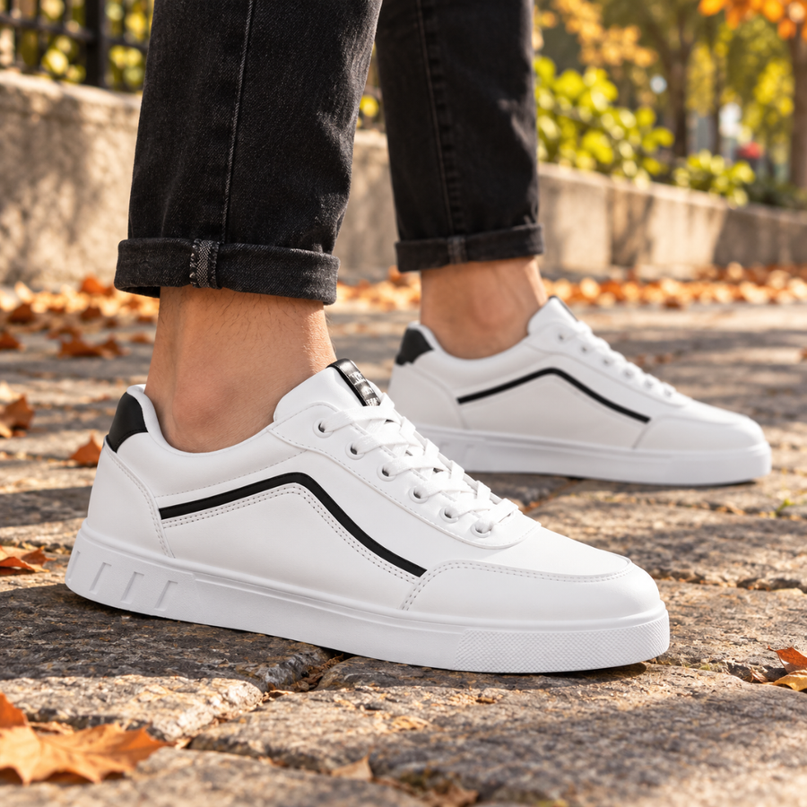 Sneakers uomo bianche basse con lacci bianchi e tallone nero, viste di lato