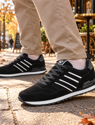 Sneakers uomo nere con tre bande bianche laterali e suola bianca