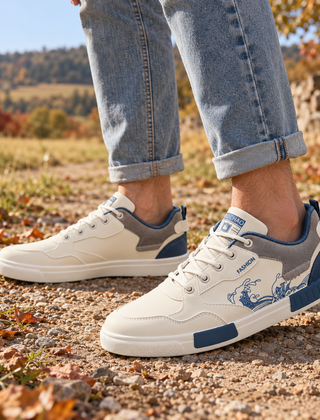 Sneakers uomo bianche con stampa a onde blu, indossate con pantaloni chiari arrotolati