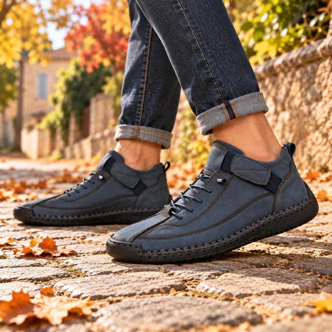 Sneakers uomo blu navy di profilo con cuciture a vista sulla suola nera