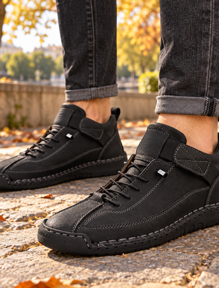 Sneakers uomo nere con lacci, strappo laterale e suola cucita a vista