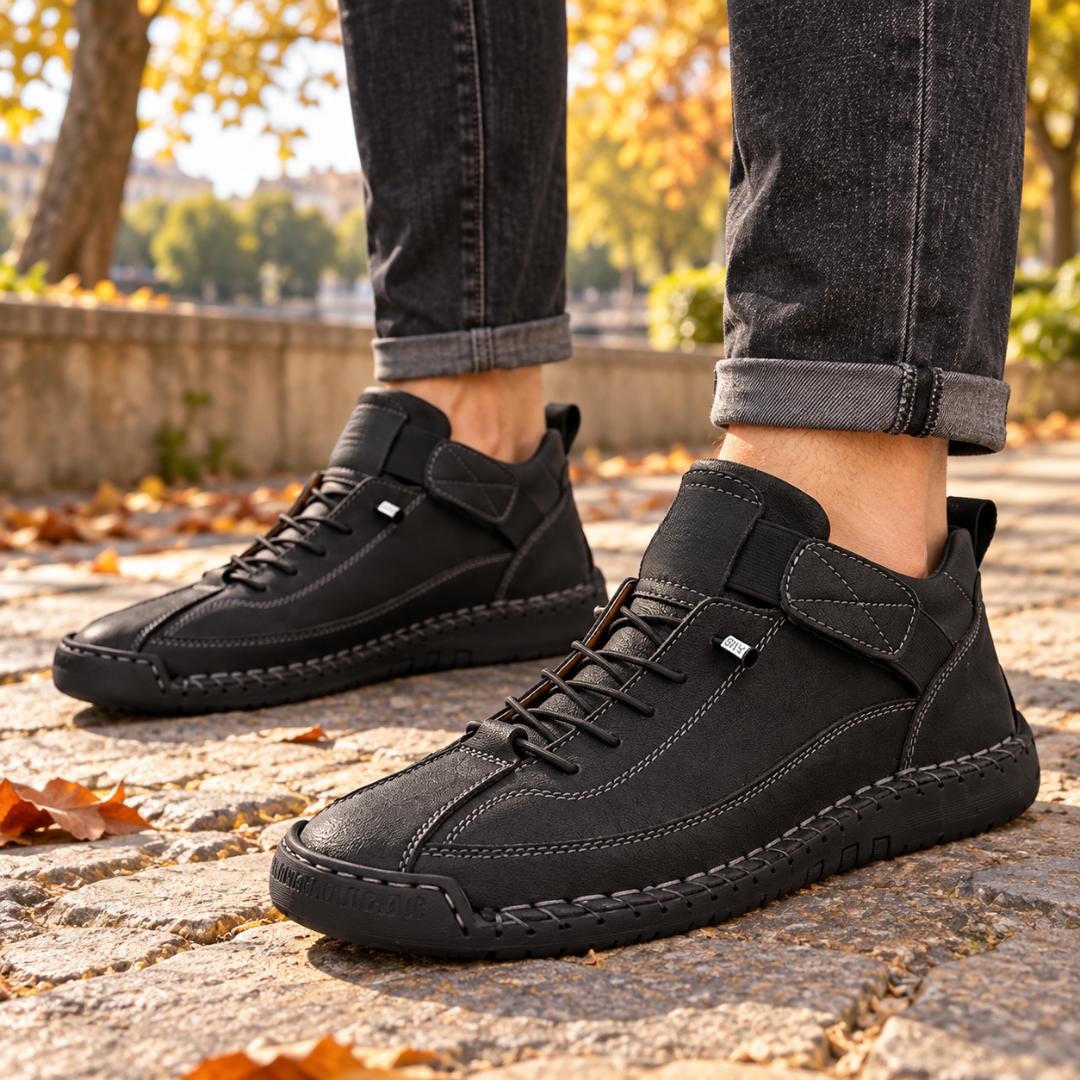 Sneakers uomo nere con lacci, strappo laterale e suola cucita a vista