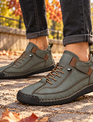 Sneakers uomo verde militare con strappo marrone e lacci chiari