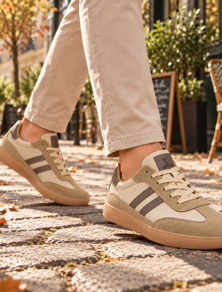 Sneakers uomo beige con doppia banda marrone laterale e lacci in tinta