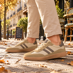 Sneakers basse beige viste di lato con pannelli lisci e bande a contrasto