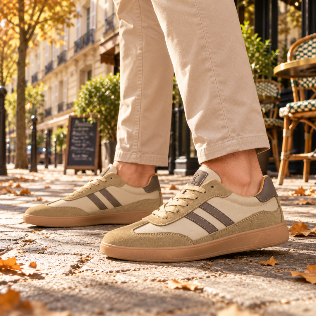 Sneakers basse beige viste di lato con pannelli lisci e bande a contrasto