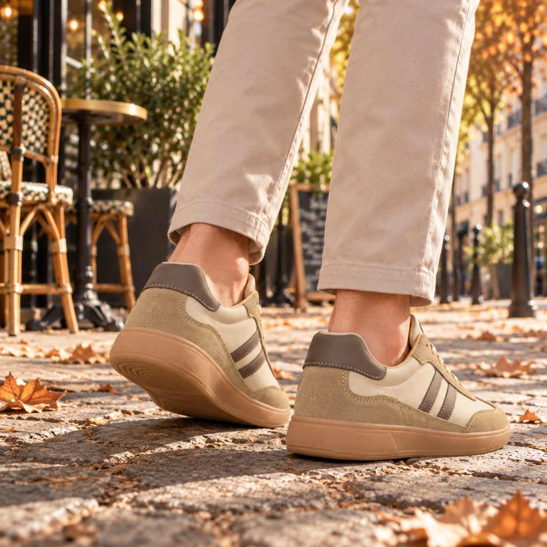Sneakers beige di spalle con tallone marrone e suola a contrasto