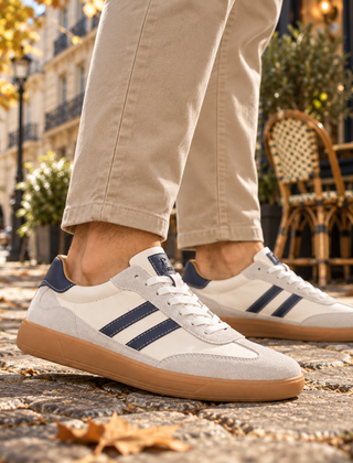 Sneakers uomo bianche con doppia banda blu laterale e suola tono miele