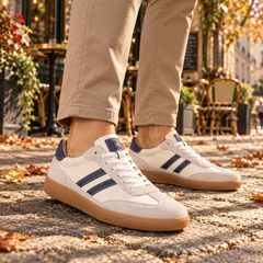 Dettaglio sneakers bianche uomo con inserti effetto camoscio e tallone blu