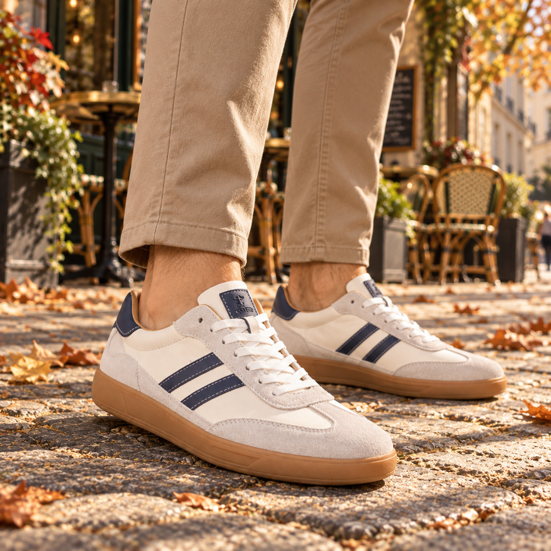 Dettaglio sneakers bianche uomo con inserti effetto camoscio e tallone blu
