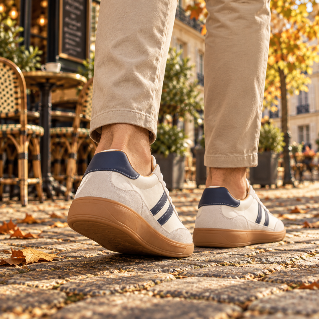 Vista posteriore delle sneakers bianche con tallone blu e suola miele