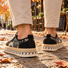 Retro delle sneakers uomo nere con linguetta posteriore e motivo etnico colorato