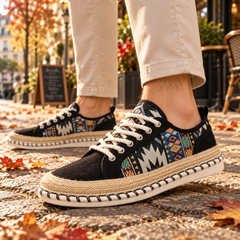 Sneakers uomo nere con punta arrotondata e inserti geometrici multicolore in evidenza