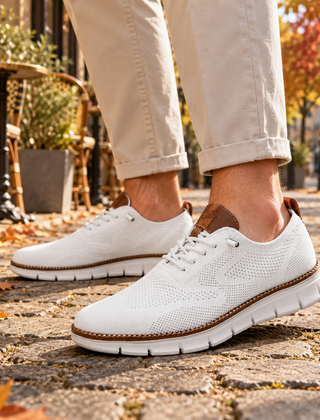 Sneakers uomo bianche in maglia traforata con inserto marrone e lacci in tinta