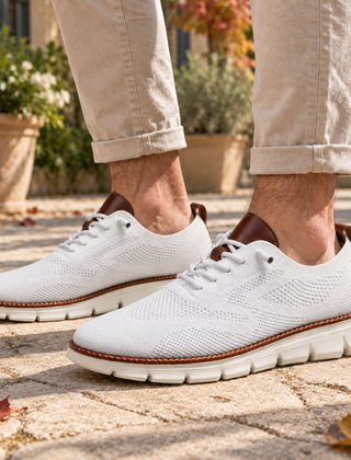 Sneakers uomo bianche in maglia con talloniera marrone e lacci chiari