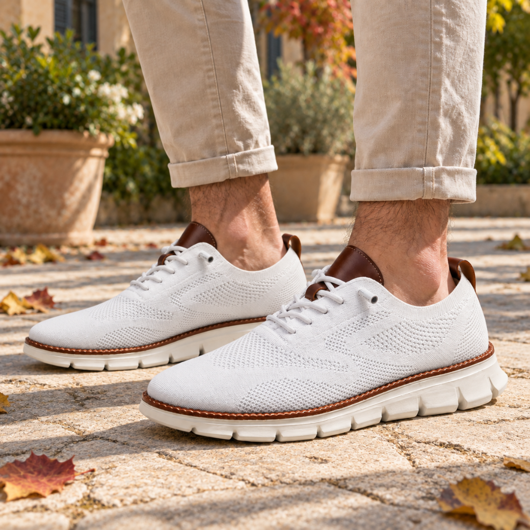Sneakers uomo bianche in maglia con talloniera marrone e lacci chiari