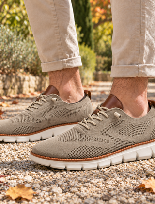 Sneakers uomo kaki in maglia traforata con suola bianca su ghiaia