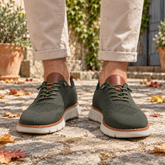 Sneakers uomo verdi in maglia traforata con lacci in tinta e suola bianca