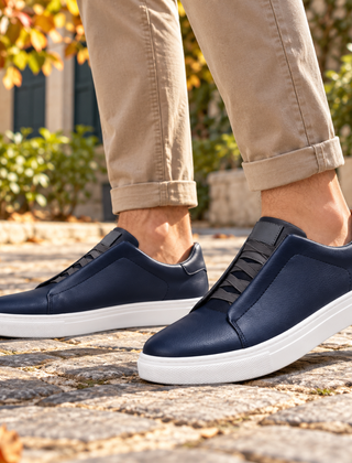 Sneakers uomo blu dal profilo basso con lacci elastici scuri e suola bianca