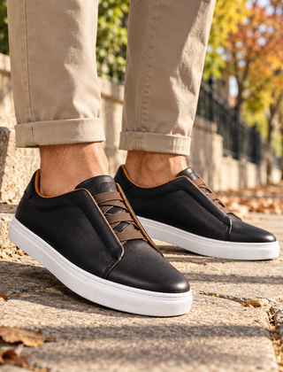 Sneakers uomo nere con lacci elastici marroni, profilo a contrasto e suola bianca