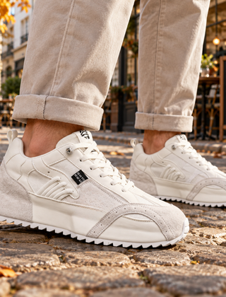 Sneakers uomo bianche con pannelli tono su tono, lacci chiari e suola dentellata